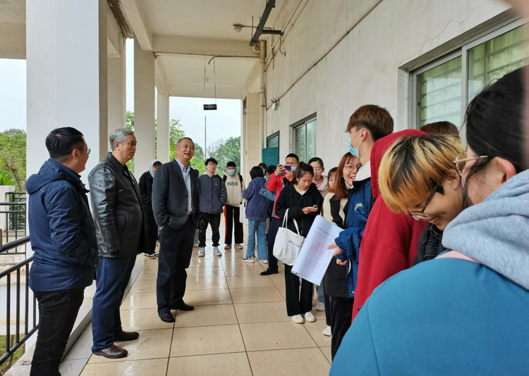 1618327815897956.png 校领导与学生亲切交谈.png