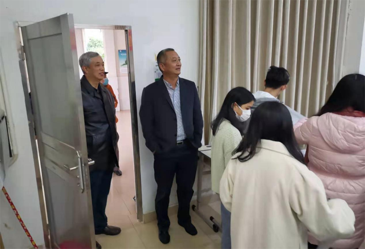 1618327789308298.png 校领导巡视期末考试考场.png